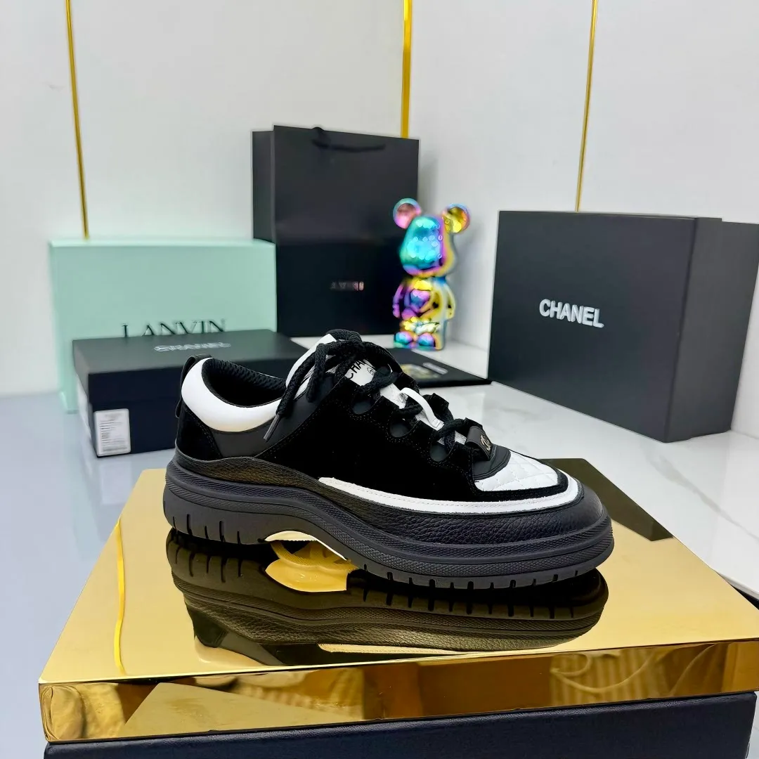 👟👟Ex-factory price 600👟👟 CHANEL 25C early autumn vacation style new casual shoes. A pair of comfortable shoes can reduce the fatigue on your feet. The new style is very versatile, whether it is daily wear or a sister party. It can be easily used for commuting in the workplace, outdoor sports and various occasions. It can increase the height, straighten the legs, modify the shape of the feet, is comfortable and comfortable without rubbing the feet, and has good breathability. It can also be worn in summer. Office workers can also easily own it when wearing it. The fabric is pebbled cowhide + plaid pad to show off sheepskin. The original open-molded rubber foam outsole! size: 35-40 (41 customized, non-refundable and non-exchangeable) 👉
